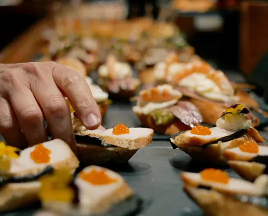 Tour pintxos marinados con vino
