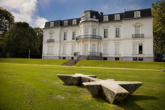 La imponente fachada del Palacio de Aiete y sus impresionantes jardines.
