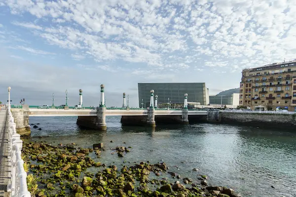 Situado junto al Palacio de Congresos Kursaal, destaca por sus llamativas farolas de estilo Art Decó