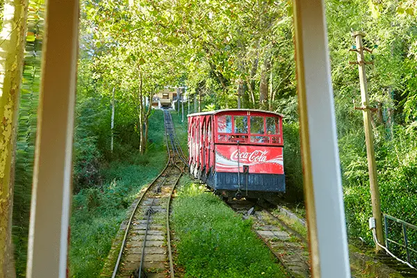 Vue du croisement du funiculaire d’Igeldo depuis l’intérieur, pendant la montée.