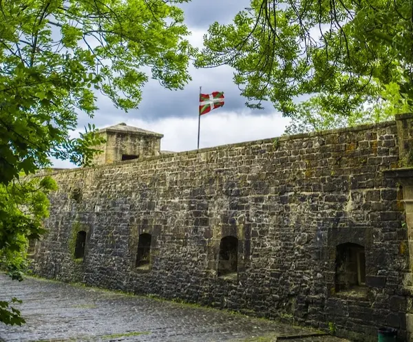 El Castillo de la Mota, construido en el siglo XII fue clave en la defensa de la villa con sus murallas y fortificaciones