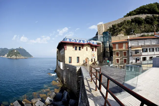 Vista del edificio del Aquarium de San Sebastián, un moderno centro de interpretación marina ubicado junto al puerto, que alberga una amplia variedad de especies marinas y ofrece vistas únicas al mar Cantábrico.