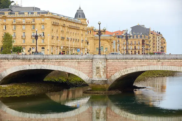 El puente de Santa Catalina, el primero que se construyó en Donostia / San Sebastián