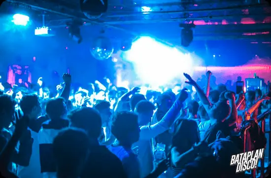 Grupo de personas disfrutando de una fiesta y bailando al ritmo de la música en Bataplan, una de las discotecas más populares de San Sebastián, creando un ambiente animado y lleno de energía.