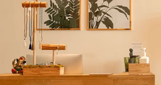 Elegante mostrador con artículos de belleza y salud