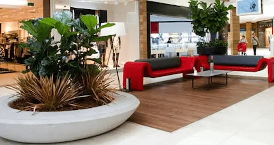Moderna zona de estar en el interior de un centro comercial