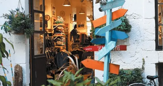 Bonita entrada a una tienda de moda
