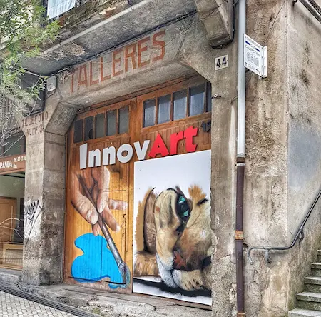 Fachada de un edificio con un cartel que muestra la palabra "Innovart", en un área moderna.