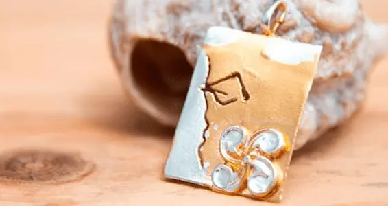Bonito colgante de joyería artesanal con lauburu