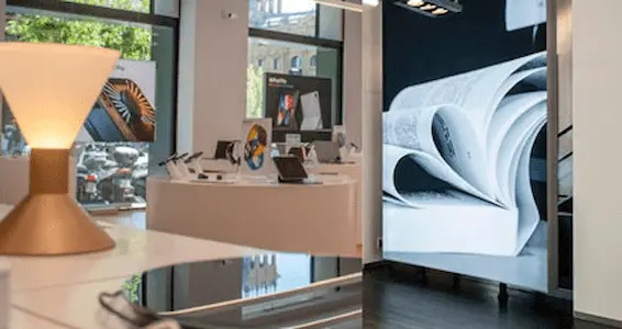 Interior de una moderna tienda de tecnología y libros