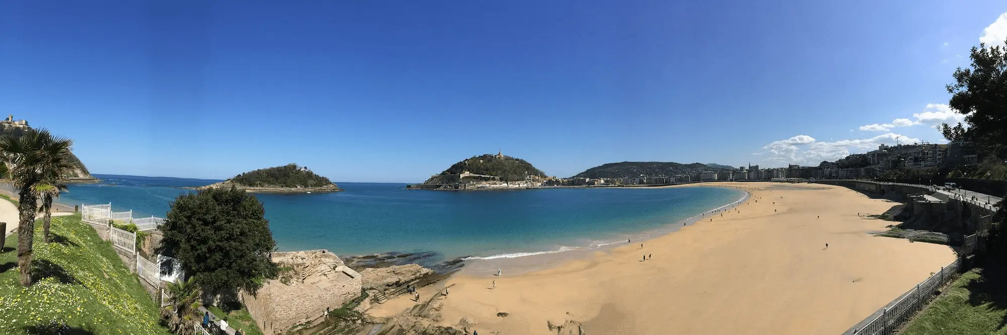 Panorámica de la playa Ondarreta en un día soleado.