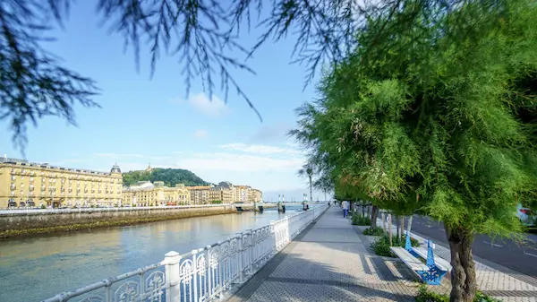 El río Urumea desde el paseo.