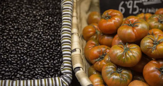 Cestas con tomates y legumbres