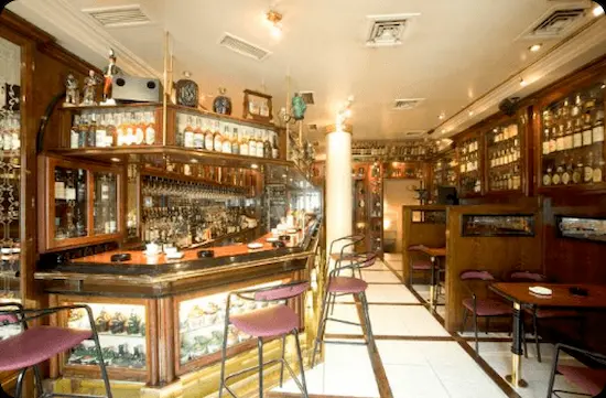 Interior del Pub Museo del Whisky en San Sebastián, un espacio único que combina ambiente acogedor y una amplia selección de whiskies de todo el mundo, ofreciendo una experiencia cultural y gastronómica.