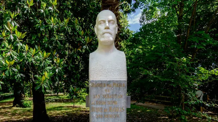 Escultura del Duque de Mandas en el Parque de Cristina Enea