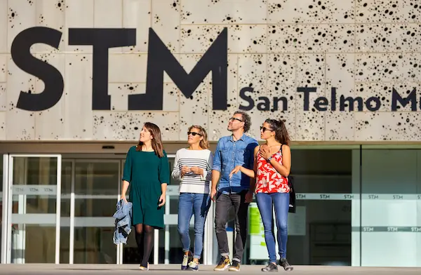 El Museo de San Telmo, antiguo cuartel de Artillería, fue convertido en museo municipal en el siglo XX