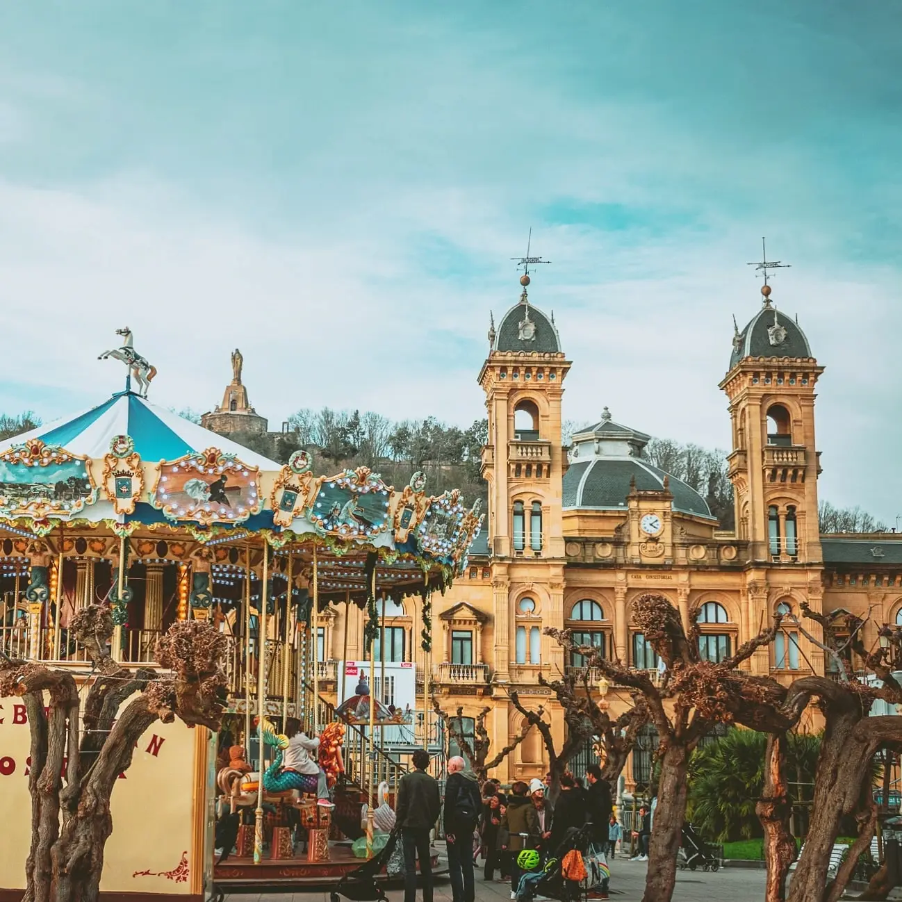 Vista del tiovivo y el Ayuntamiento junto a los jardines de Alderdi Eder