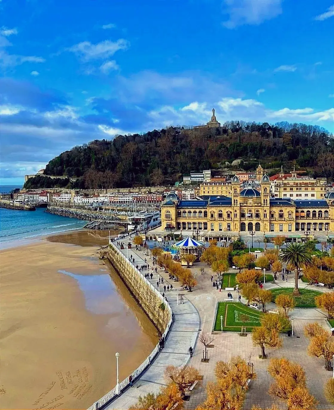 Vista aérea de los jardines de Alderdi Eder con el Ayuntamiento, la playa de La Concha y el tiovivo