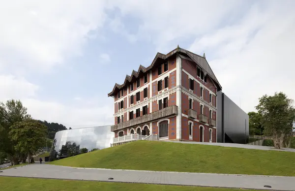 El edificio Aldamar destaca por su papel fundamental en la vida del célebre diseñador Cristóbal Balenciaga