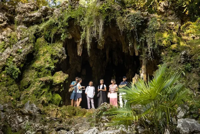 Grupo de turistas descubriendo el Parque de Aiete en San Sebastián