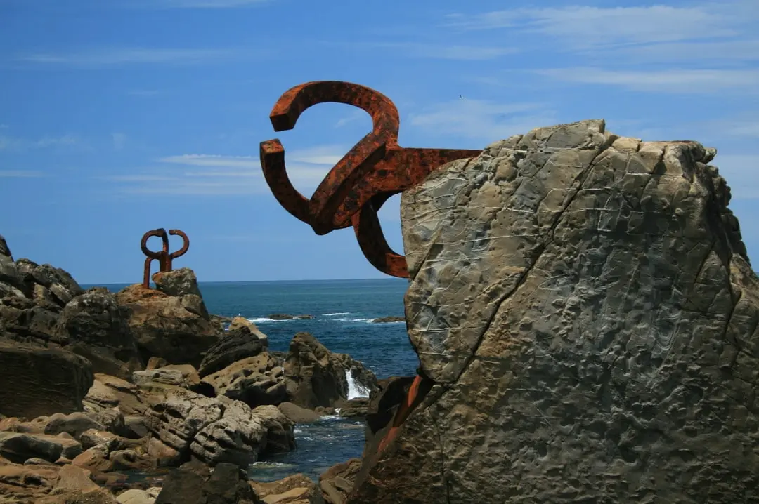 El Peine del Viento consta de tres enormes esculturas de acero incrustadas en las rocas que dan al mar