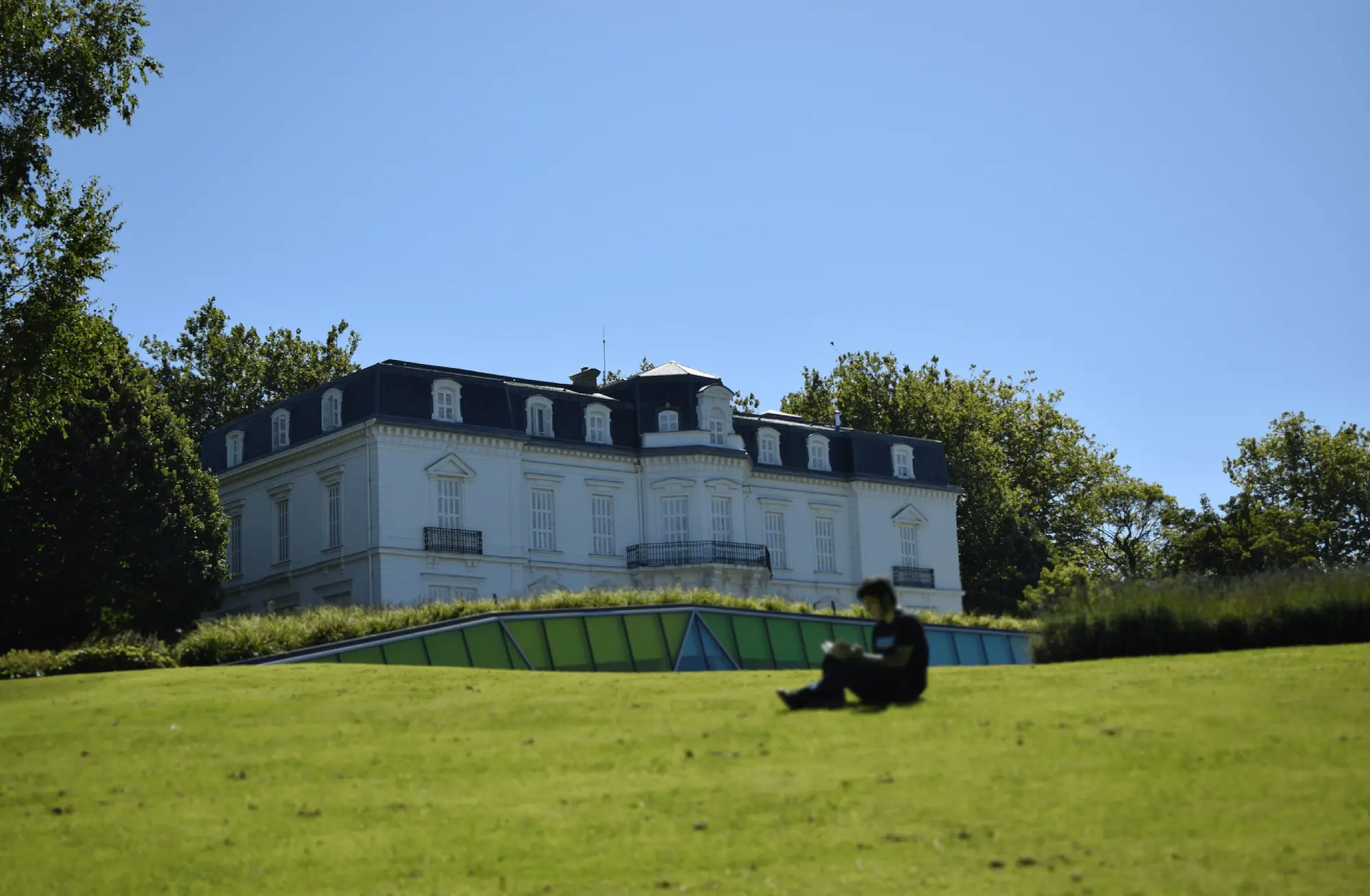 Vista del palacio de Aiete, una gran mansión blanca rodeada de un hermoso campo verde en Donosti, San Sebastián.