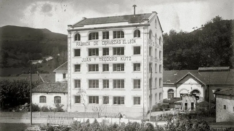 Foto antigua de la Fabrica de Cervezas El León.