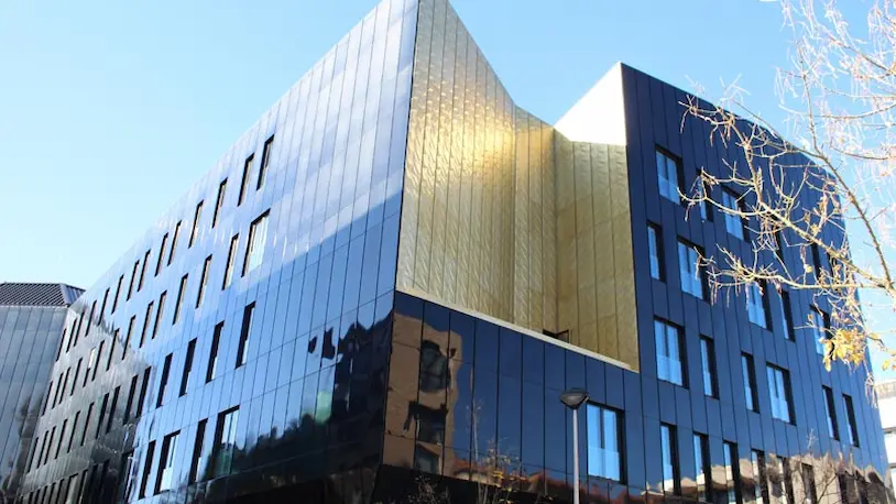 Bentaberri con su brillante techo dorado en un día soleado.