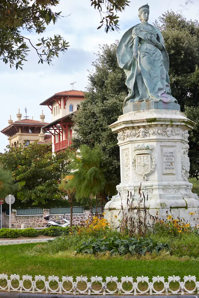 Estatua de la Reina María Cristina