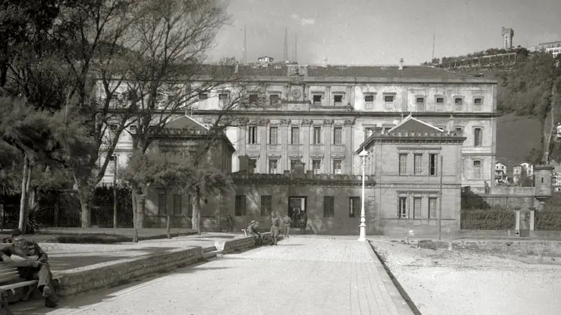 Foto antigua de la Antigua cárcel Ondarreta, un gran edificio con arquitectura histórica.