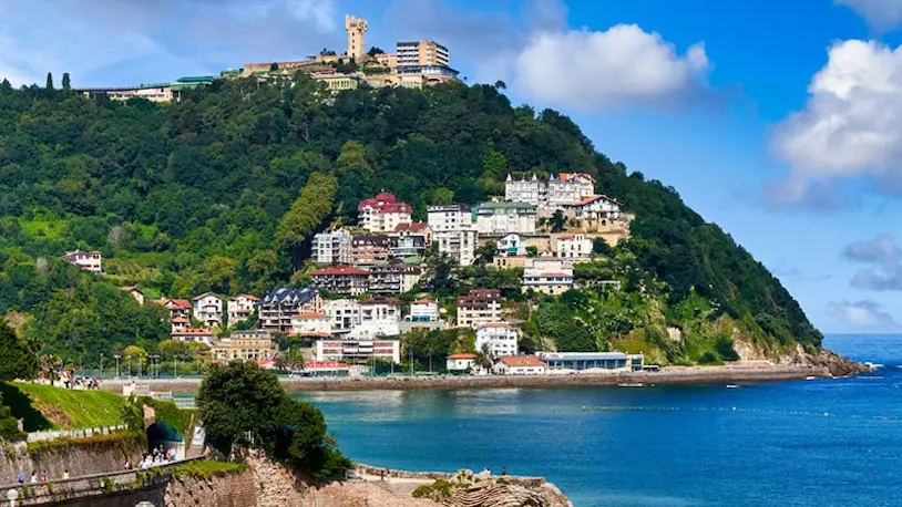 Antiguo Ondarreta Donosti, un encantador pueblo en la costa con playa y montañas cercanas.