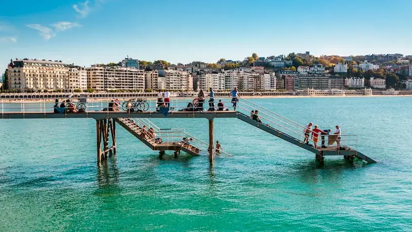 Escaleras que dan acceso al mar desde El Naútico.