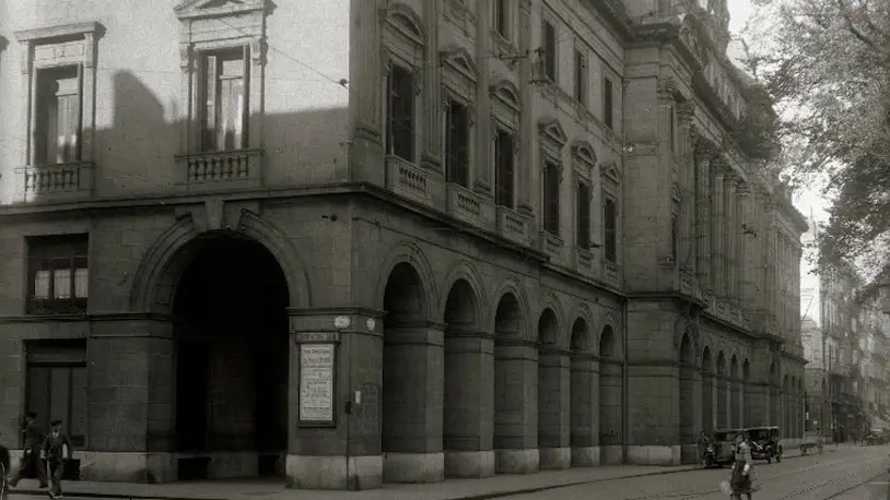 Foto antigua del edificio Diputación con personas caminando por la acera.
