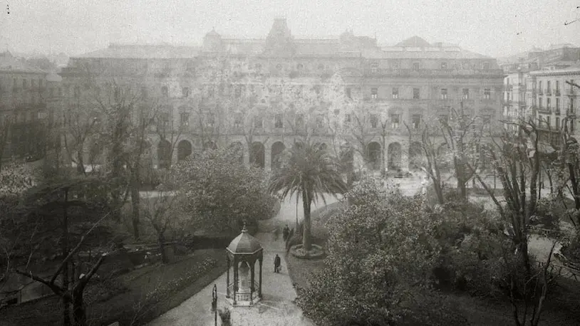 Antiguo retrato de la Plaza de Gipuzkoa, destacando un patio con árboles y edificios a su alrededor.
