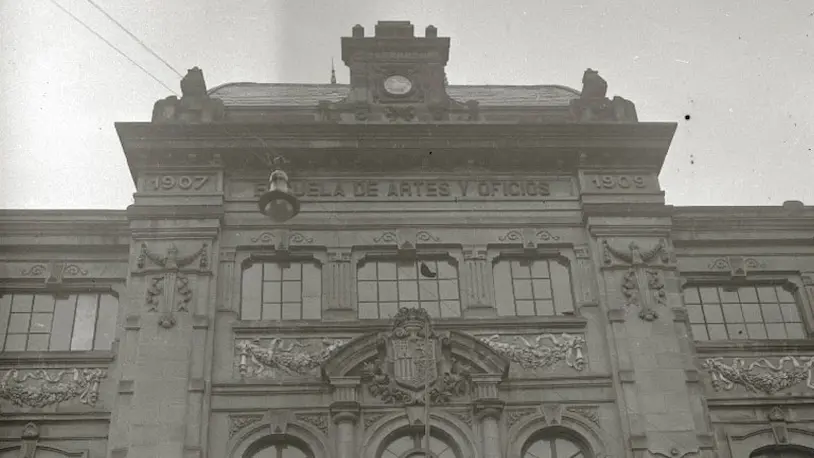 Foto en blanco y negro de la antigua Escuela de Artes y Oficios.