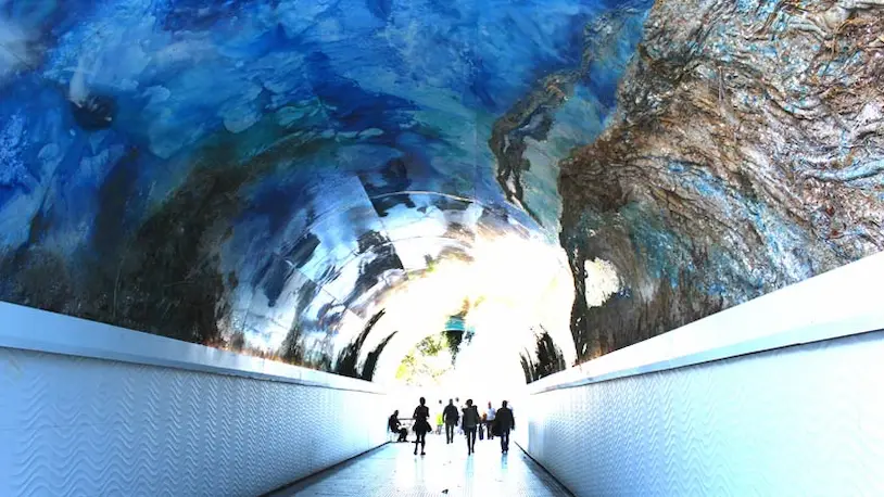 Túnel peatonal que une el paseo de La Concha con el barrio Antiguo, conservando la obra Miramart de Víctor Goikoetxea.