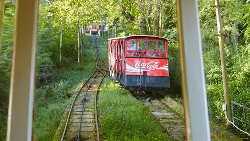 Funicular descendiendo.