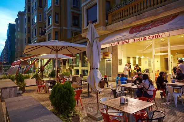 Barrio de Gros amplia oferta de bares y restaurantes