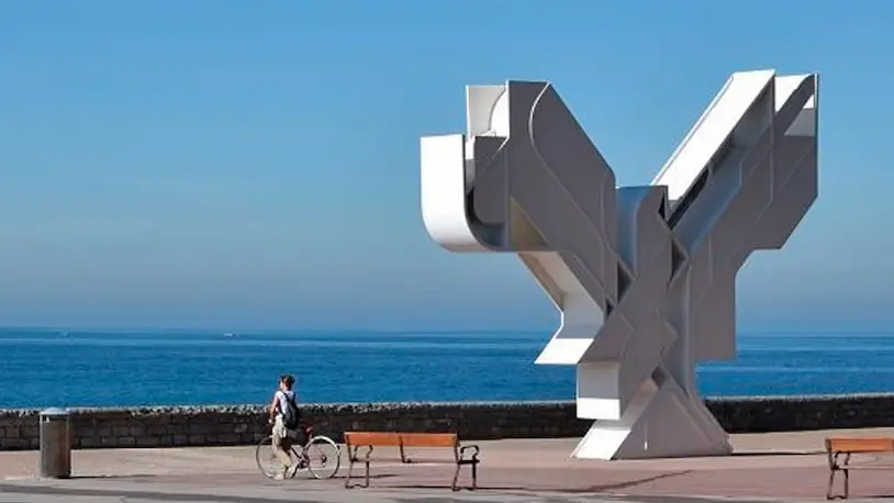 Escultura de la Paloma de la Paz en Donosti.