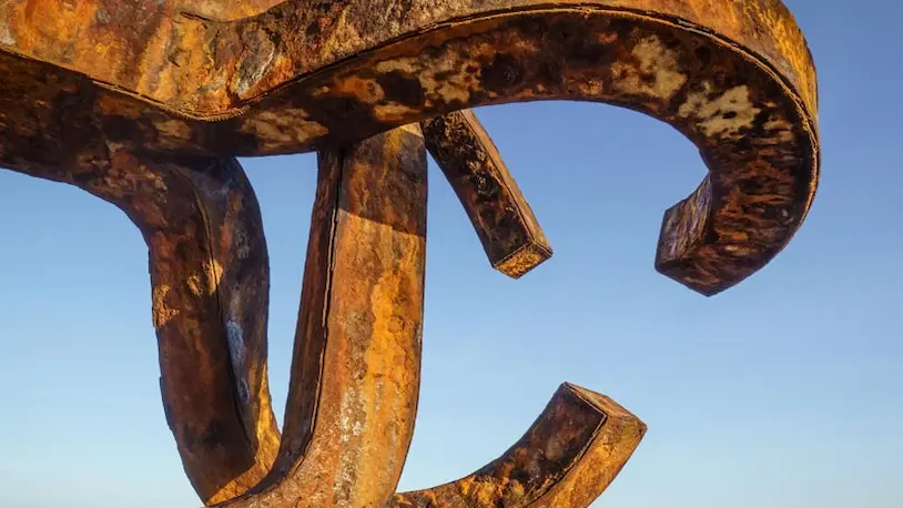 Close-up de una de las escultura de acero Peine del Viento.