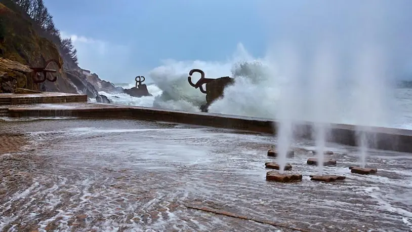 Esculturas de Peine del Viento peinando las olas del mar.