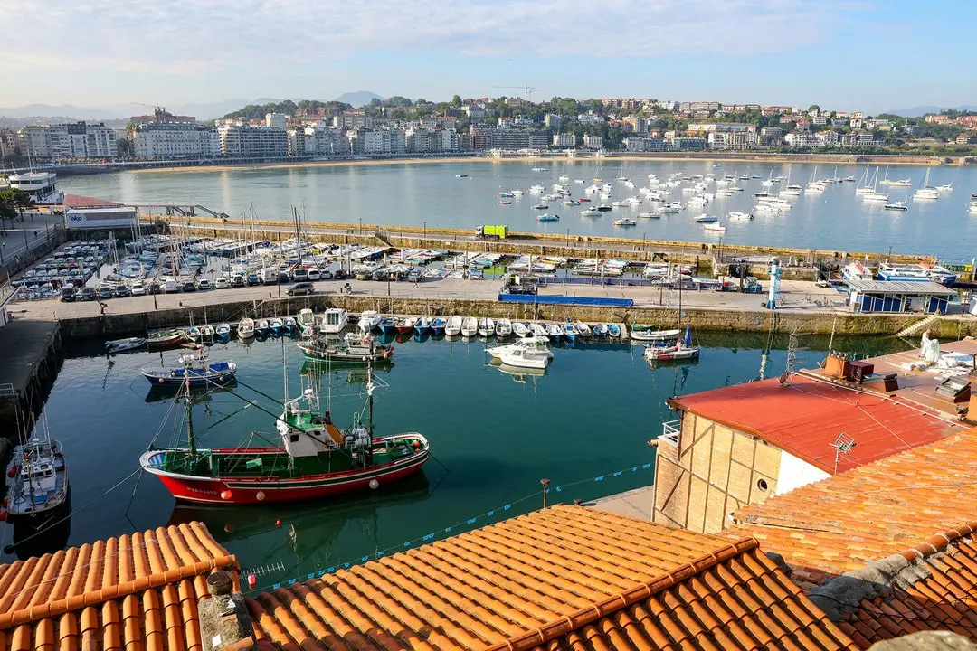 Vista del puerto de San Sebastián y de La Bahía de la Concha