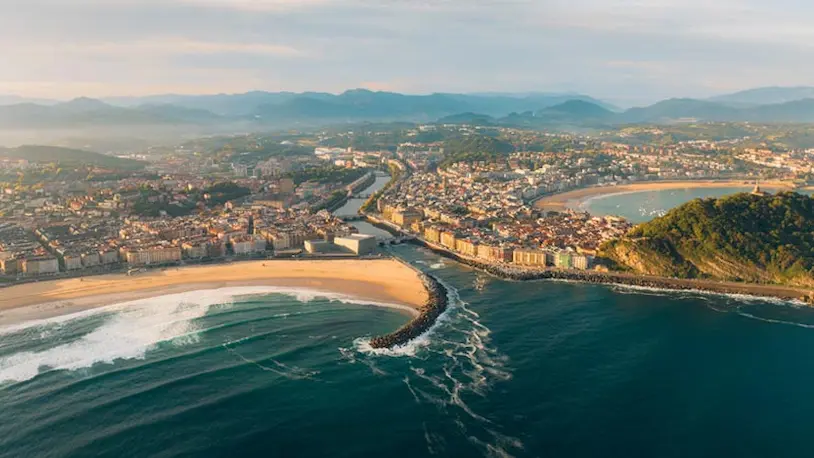 Vista de la desembocadura del río Urumea en el mar Cantábrico, en San Sebastián.