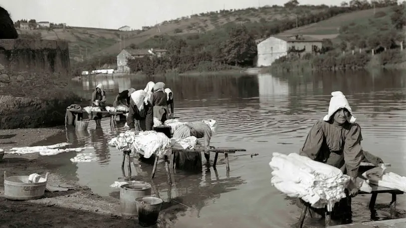 Fotografía antigua de mujeres lavando ropa en el río Urumea