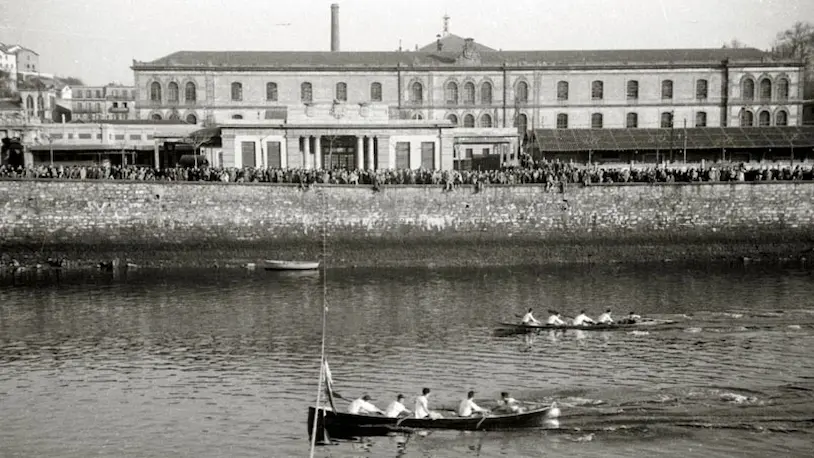 Fotografía antigua de regatas en el río Urumea.