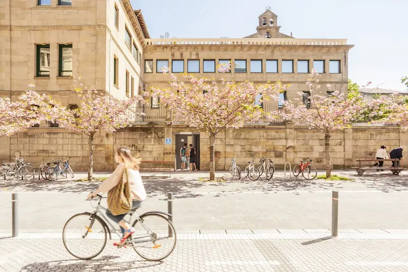 Mujer en bicicleta pasando por el Convent Garden de Donostia