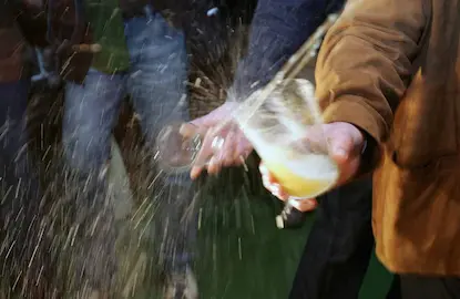 Gente llenando su vaso en la sidrería.
