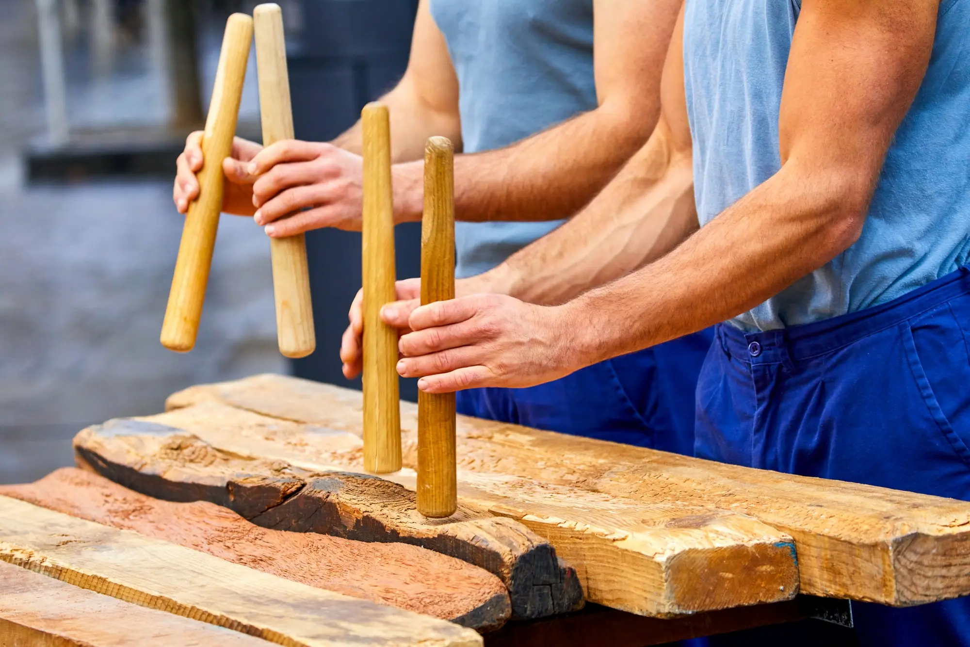 La txalaparta es un instrumento de percusión tradicional vasco tocado por dos personas que dialogan rítmicamente golpeando tablones de madera