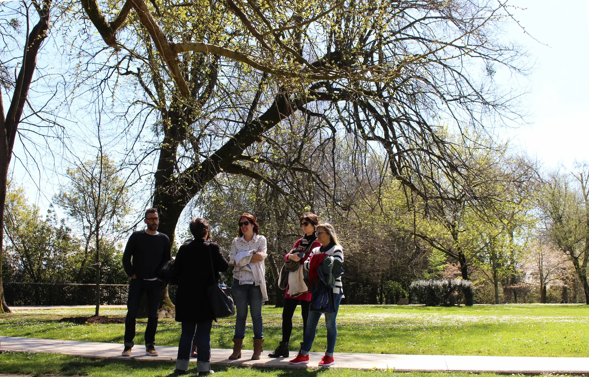 Un grupo multilingüe en una visita guiada por los jardines de Cristina Enea en San Sebastián