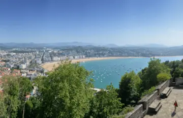 Vistas panorámicas de la playa y la ciudad